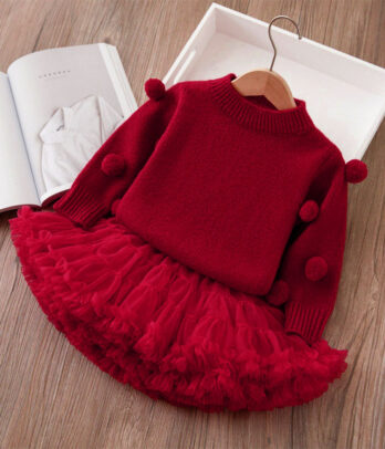 Ensemble enfant avec pull en laine rouge orné de pompons et jupe tutu en tulle léger à taille élastique, combinaison chaude et festive idéale pour l’hiver.