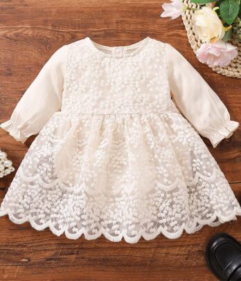 Robe élégante en dentelle pour fillettes, au design romantique avec manches délicates et doublure douce. Légère et fluide, idéale pour les grandes occasions comme mariages, anniversaires ou fêtes, offrant un look raffiné et de princesse.