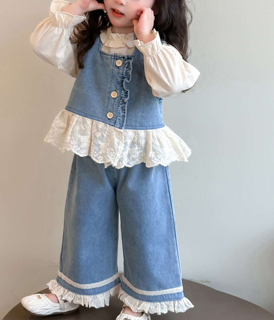 51193 Ensemble fille bohème 3 pièces avec haut beige manches longues à col froncé, gilet sans manches en jean clair avec dentelle blanche, pantalon large avec finitions dentelle.