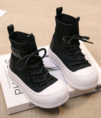 Chaussures montantes noir et blanc pour enfants, avec semelle antidérapante, maintien optimal de la cheville et design sportif, parfaites pour toutes les aventures.