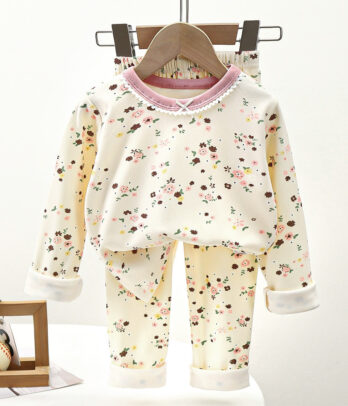 Pyjama automnal deux pièces pour fillette, comprenant un haut blanc à manches longues orné d’un imprimé floral délicat dans des tons doux, col rond et finitions soignées, accompagné d’un pantalon assorti à taille élastiquée avec motifs coordonnés, en tissu chaud, respirant et doux pour des nuits confortables et paisibles.
