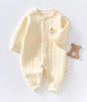 Barboteuse jaune pastel 100 % coton, douce et respirante. Légère, pratique et confortable, elle apporte une touche de soleil aux journées d’été de bébé.