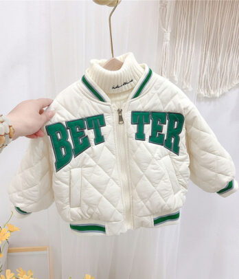 Veste varsity matelassée pour garçon, corps noir avec manches contrastées, broderie « Better » à l’avant, col et poignets côtelés, fermeture à boutons-pression.