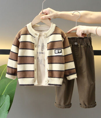 Ensemble trois pièces garçons, doux et confortable : veste légère, haut manches longues et pantalon à taille élastique, parfait pour école, sorties ou fêtes.