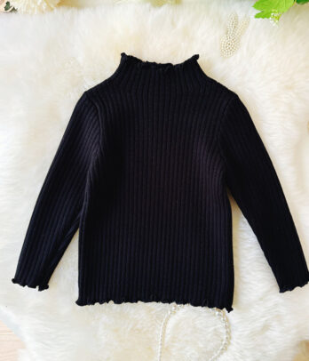 Pull tricoté noir pour enfant avec demi col roulé, maille chaude et douce, coupe droite et finitions côtelées, idéal pour l’hiver.