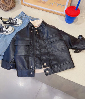 Veste en cuir synthétique noire pour enfant, style coréen moderne avec coupe droite, fermeture zippée, poches latérales et doublure intérieure, idéale pour un look urbain.
