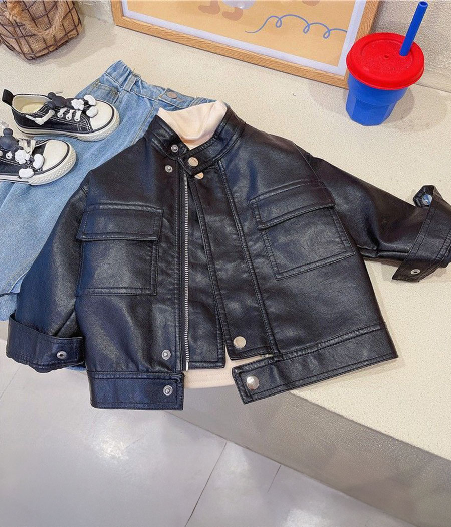 54227 Veste en cuir synthétique noire pour enfant, style coréen moderne avec coupe droite, fermeture zippée, poches latérales et doublure intérieure, idéale pour un look urbain.