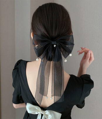 Barrettes en gaze noire ornées de perles nacrées, élégantes et légères, parfaites pour ajouter une touche chic et poétique aux coiffures des petites filles.