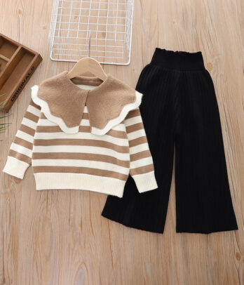 Ensemble enfant avec pull en maille à rayures marron et blanc doté d’un col volanté, assorti à un pantalon noir large à taille élastiquée en tissu souple et confortable.