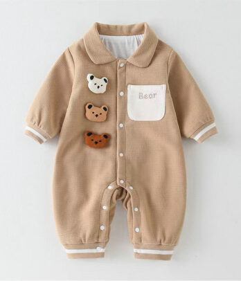 Combinaison bébé marron douce en matière peluche, avec motifs « Three Little Bears » brodés à l’avant, capuche à petites oreilles, fermeture pratique et rembourrage chaud. Style cocooning parfait pour l’hiver.