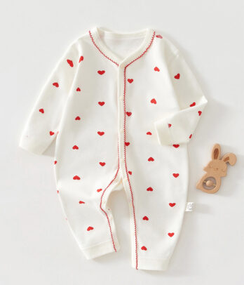 Barboteuse coup de cœur pour fillettes en coton doux, confortable et pleine de charme. Parfaite pour les premières sorties, les photos ou les moments cocooning.