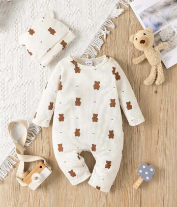 Jumpsuit bébé une pièce à imprimé nounours beige et marron avec bonnet assorti à oreilles, tissu doux et chaud, fermeture à boutons-pression et coupe ample confortable.