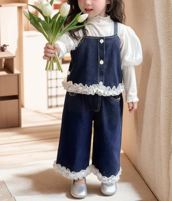 Ensemble fille 2 pièces avec pull blanc manches longues à col froncé et haut à bretelles en jean bleu marine, pantalon large avec dentelle blanche aux finitions.