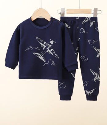 Pyjama deux pièces pour enfant composé d’un haut bleu marine à manches longues avec imprimé d’avion en vol, col rond et finitions confortables, et d’un pantalon assorti bleu marine à petites impressions, taille élastiquée et coupe droite, confectionné en coton doux et respirant pour des nuits paisibles et agréables.