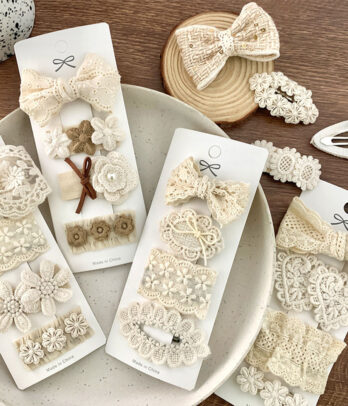 Pack de barrettes en dentelle au style bohème chic. Tons doux, nœuds et fleurs délicats pour sublimer chaque coiffure avec poésie et élégance.