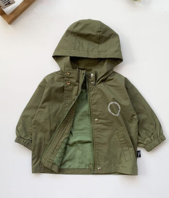 Veste coupe-vent enfant vert militaire en tissu léger et imperméable avec capuche intégrée, fermeture zippée et poches pratiques, idéale pour la mi-saison.