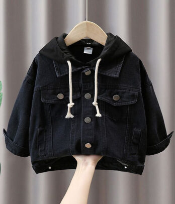 Veste en velours noire pour garçons, chic et douce, avec boutons assortis et poches discrètes, idéale pour fêtes, sorties élégantes ou occasions spéciales.