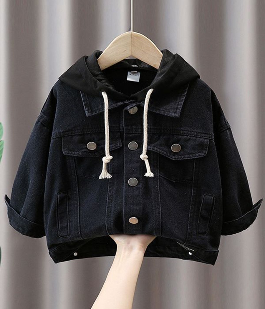 64238 (1) Veste en velours noire pour garçons, chic et douce, avec boutons assortis et poches discrètes, idéale pour fêtes, sorties élégantes ou occasions spéciales.