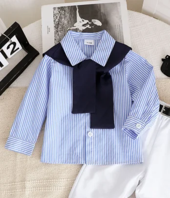 Chemise enfant à manches longues avec rayures bleues et blanches, col classique et châle cousu assorti, coupe droite confortable avec fermeture à boutons.