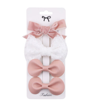 Set de 4 barrettes douces en blanc et rose, aux textures variées, pour ajouter une touche poétique et raffinée aux coiffures des petites filles.