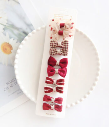 Pack de barrettes à nœuds rouges, classiques et pétillantes, parfaites pour apporter une touche chic et joyeuse aux coiffures du quotidien ou des grandes occasions.
