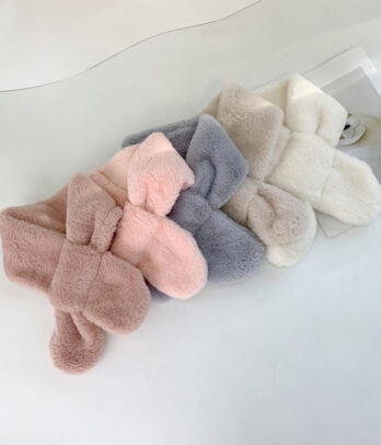 Écharpe en peluche ultra-douce effet peau de mouton, chaude et confortable, parfaite pour garder les enfants bien au chaud avec style dès 2 ans.
