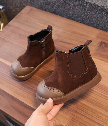 Bottes Martin marron foncé pour enfants, avec lacets décoratifs et fermeture zippée latérale, semelle crantée adhérente, doublure douce et tige robuste au style intemporel.