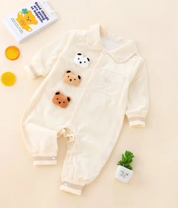 Combinaison bébé bicolore douce avec motifs « Three Little Bears » à l’avant, capuche à petites oreilles, tissu moelleux et rembourré, fermeture pratique. Style cosy et attendrissant pour l’hiver.