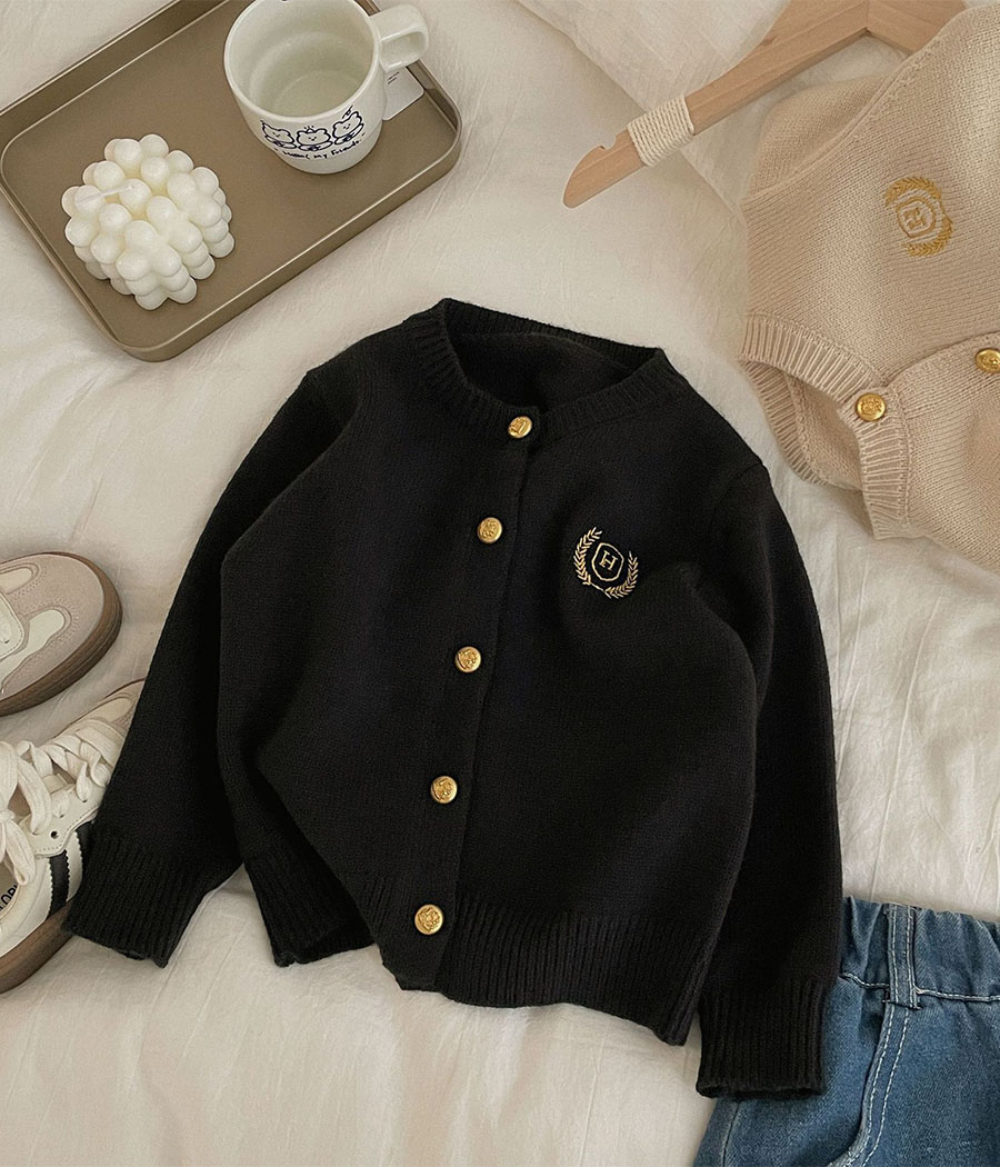 67725 Cardigan unisexe en tricot doux, style collège preppy, avec broderies raffinées et boutons élégants. Coupe confortable adaptée aux filles et garçons, idéal pour un look chic et décontracté au quotidien.