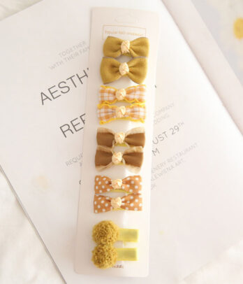 Pack de barrettes à nœuds papillon kaki, élégantes et naturelles, idéales pour accessoiriser les coiffures des petites filles au quotidien ou lors d’occasions spéciales.