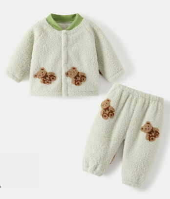 Pyjama en peluche verte ultra-douce avec détails nounours plaqués. Chaleureux et confortable, il transforme chaque nuit en câlin géant plein de tendresse.
