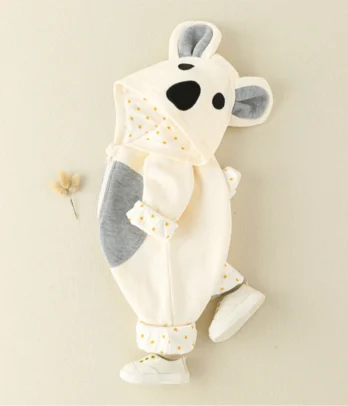 Combinaison chaude pour bébé couleur blanc cassé, avec capuche ornée de petites oreilles d’ourson, rembourrage moelleux et fermeture zippée. Conçue pour protéger du froid tout en offrant un look adorable et douillet.