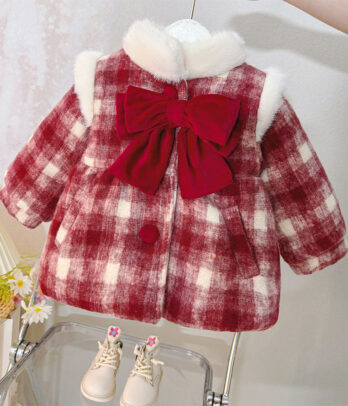 Manteau fille à carreaux rouges avec col en fausse fourrure et nœud en velours. Chaud, doublé et élégant, idéal pour l’hiver et les occasions festives.
