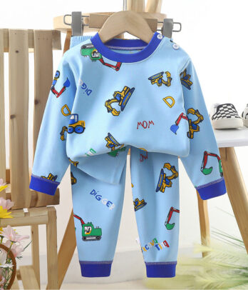 Pyjama bleu clair à imprimés "construction", tissu doux et respirant, pantalon assorti à taille élastique pour des nuits confortables et pleines d’aventures.