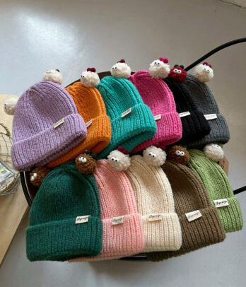 Bonnet d’hiver en laine douce avec petites oreilles pompons, alliant chaleur, confort et style pour accompagner les journées froides avec une touche mignonne.