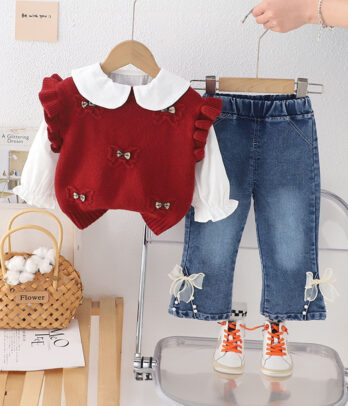 Ensemble fille 3 pièces rouge et jean bleu, gilet sans manches à petits nœuds, haut blanc à manches bouffantes avec volants, jean taille élastique avec nœuds crème.