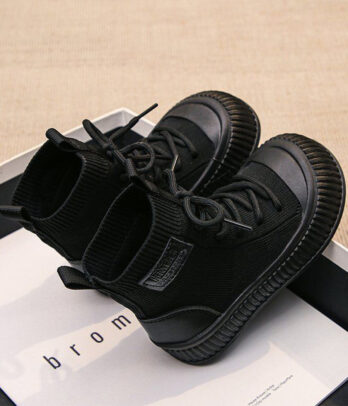 Chaussures montantes noires confortables et antidérapantes, offrant maintien, sécurité et style pour l’école, les sorties et toutes les aventures du quotidien.