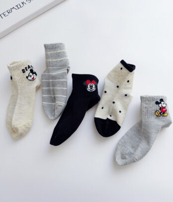 Lot de chaussettes unisexes en coton doux et extensible, aux tons neutres, idéales pour un confort quotidien à la maison, à l’école ou à la crèche.