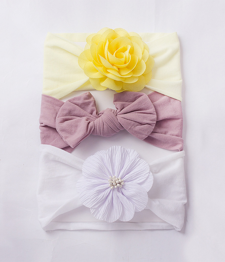 75414 ChatGPT said: Pack de 3 bandeaux fleuris légers aux tons pastel (blanc, mauve, jaune) pour compléter les tenues printanières de bébé avec douceur et élégance.