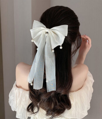 Barrettes en tulle blanc ornées de perles nacrées, légères et élégantes, parfaites pour ajouter une touche poétique aux coiffures des petites princesses.