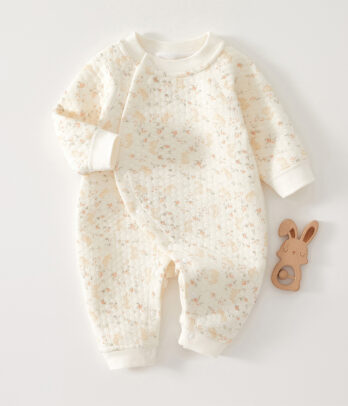 Barboteuse cache-cœur en coton doux, élégante et pratique. Son design croisé facilite l’habillage et assure confort et délicatesse pour les premiers mois de bébé.
