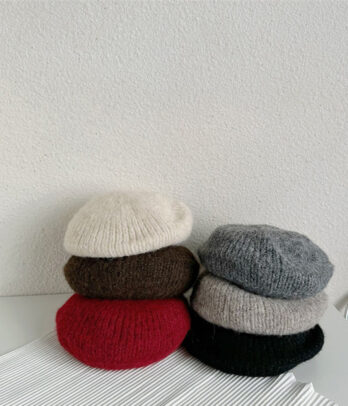 Béret en mohair doux et léger, au style japonais raffiné, idéal pour ajouter élégance et confort aux tenues d’automne et d’hiver des petites filles.