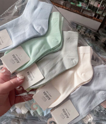 Chaussettes unies en maille d'été de couleurs pastels