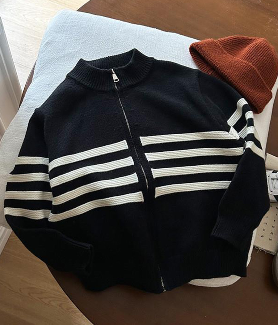 769665 Pull cardigan garçon en tricot noir avec rayures fines contrastées, coupe classique à col rond et fermeture zippée, chaud et confortable pour la mi-saison et l’hiver.