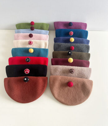 Béret en laine doux avec petite boule sur le dessus, style artiste chic et espiègle, parfait pour les looks rétro et les sorties d’automne des enfants.