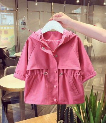 Veste coupe-vent mi-longue pour femme de style coréen, en tissu léger rose poudré avec capuche, poches latérales et fermeture zippée à boutons-pression, idéale pour la mi-saison.