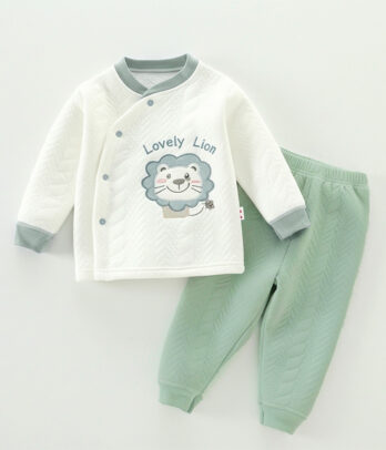 ChatGPT said: Pyjama bicolore blanc et vert menthe en coton doux et respirant. Confortable et pratique, il assure des nuits paisibles et des réveils pleins de douceur.