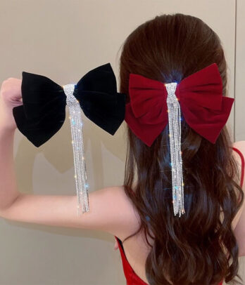 Clip à ressort en velours doux orné de strass scintillants, élégant et facile à fixer, idéal pour illuminer les coiffures au quotidien ou en fête.