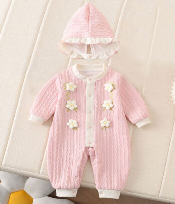 Barboteuse bébé rose à imprimé floral avec bonnet assorti, tissu doux et respirant, volants décoratifs, boutons-pression pratiques pour l’habillage, tenue délicate et féminine idéale pour les sorties ou les séances photo.