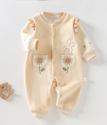 Barboteuse pêche en coton doux avec adorable motif lapine et fleurs. Confortable, pratique et poétique, parfaite pour les journées pleines de câlins.
